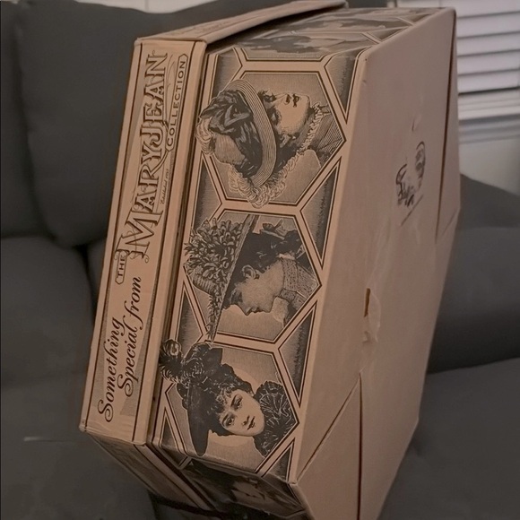 Mary Jean Collection Vintage Hat Box - Picture 7 of 15